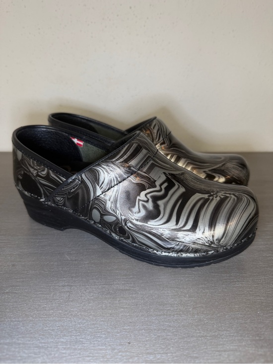 Sanita Shoes - Sanita Original  Black/Silver Grey Abstract Design Patent Clogs Size 37 Very Gd